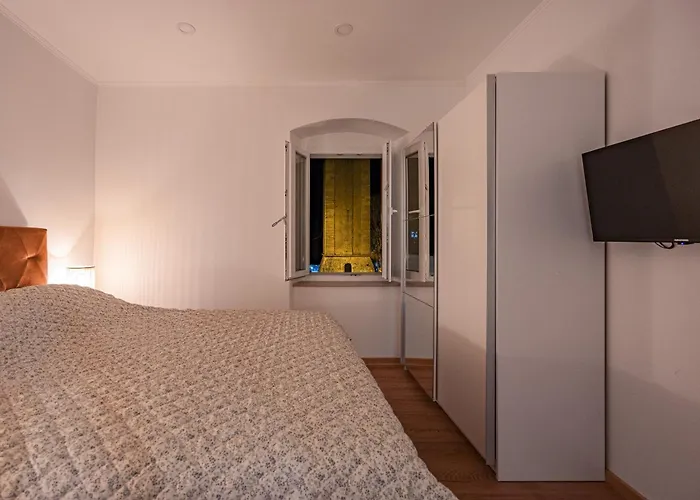 Old Tower Center 2 Pola