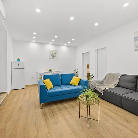 Old Tower Center 2 アパート プーラ