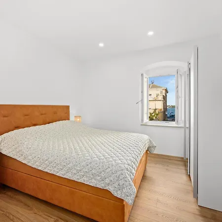 Old Tower Center 2 プーラ