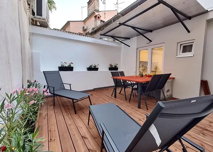 Old Tower Center 2 アパート