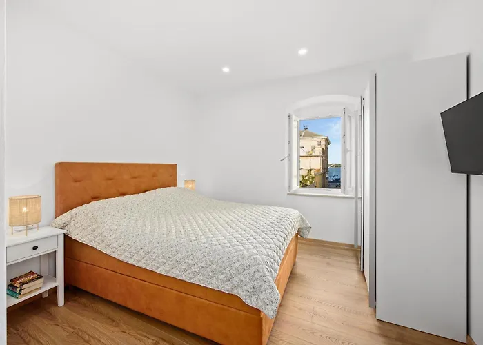 Old Tower Center 2 プーラ